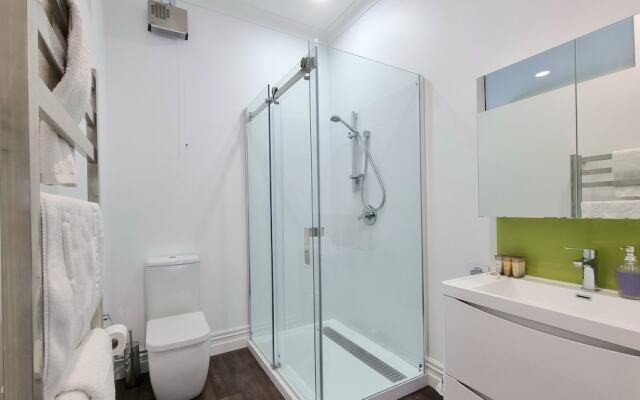 Cheerful 5 - Bedroom Home - Free Parking