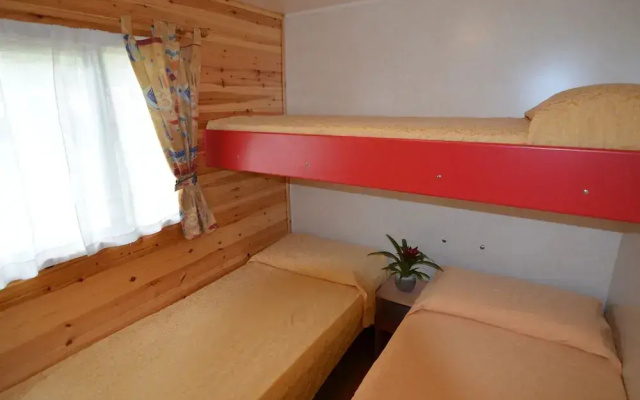 Comfy Chalet with Terrace near Sea