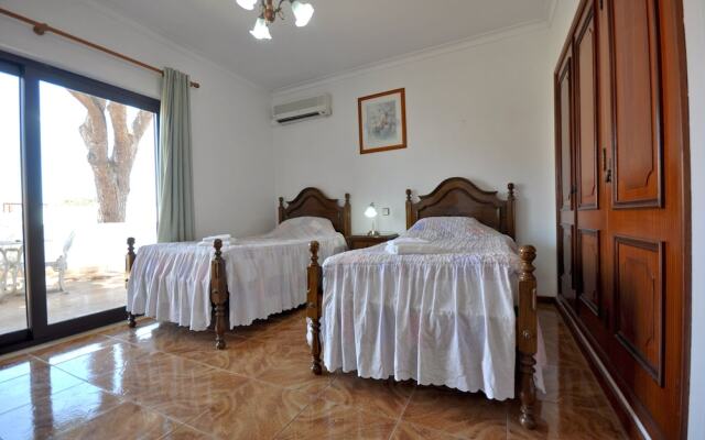Residential Cul-de-sac Walking Distance to Centre, Private Pool, Free AC & Wifi