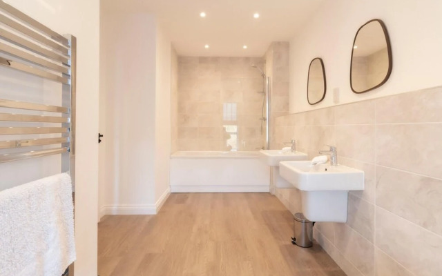 NEW Sleek & Stylish 2BD Flat - Heart of Haworth
