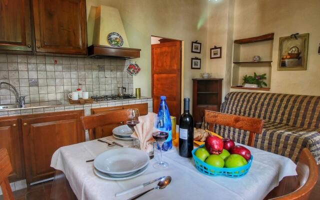 Apartment in a farmhouse with swimming pool