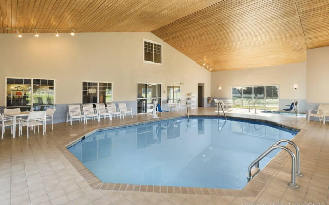 Country Inn & Suites by Radisson, Chippewa Falls, WI