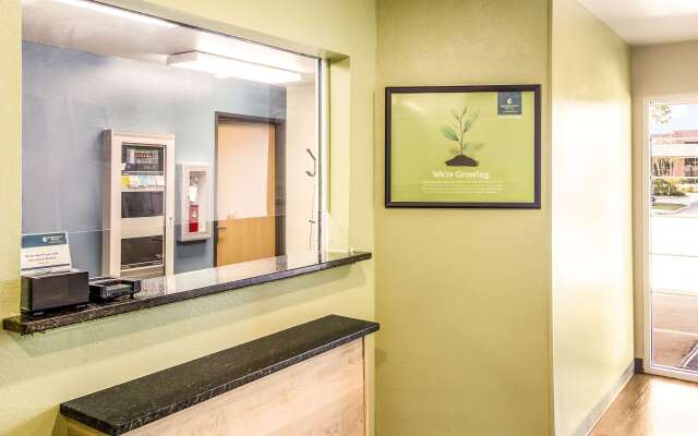 WoodSpring Suites Houston Baytown