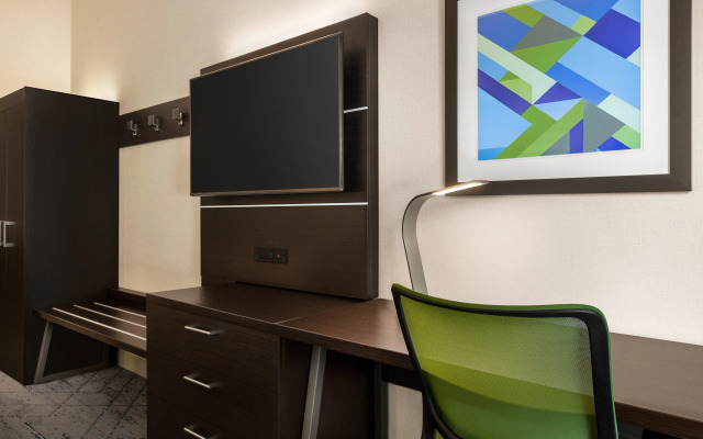 Holiday Inn Express & Suites Redding by IHG