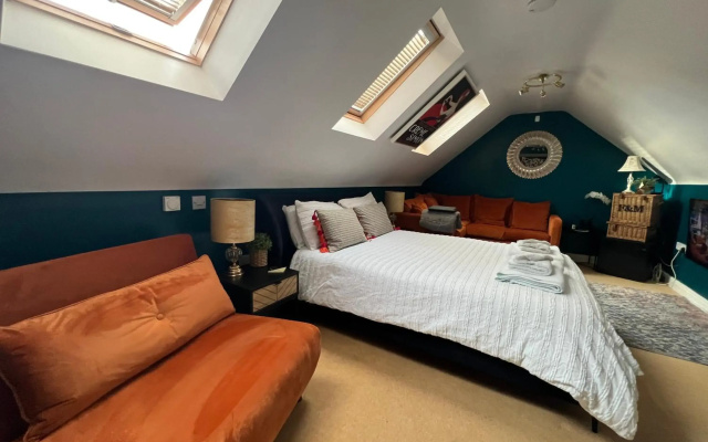 Detached, Private Guest House - Attic by the Abbey