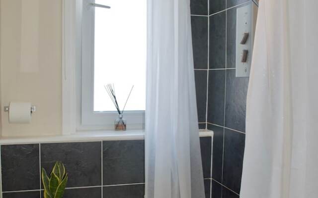 Beautiful 2 Bedroom Flat in Leith