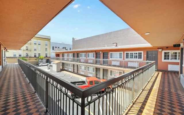 Alexis Park Hotel