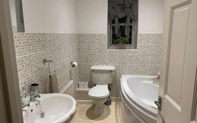 Apartment - Sleeps 2 - Pet Friendly - Parking