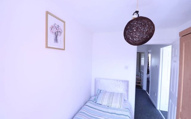 A quiet residential 3 Bedroom Family House b/w Kings Cross and Camden Town