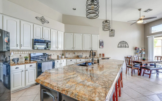 Private Pool & Patio: Family Retreat in Mesa