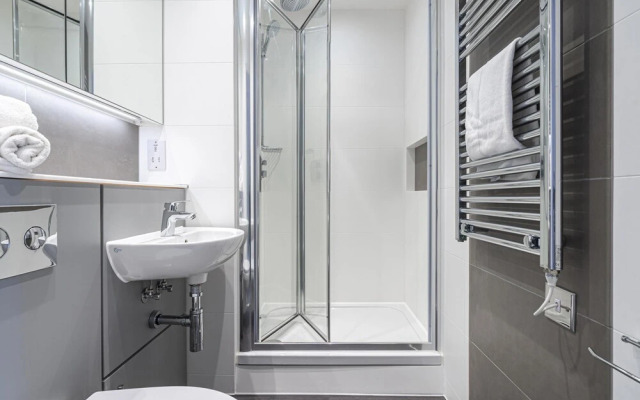 Flat With Skyline City Views