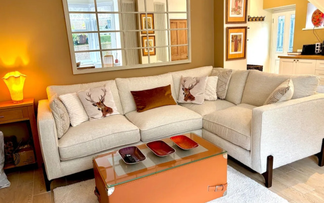 5 Guests - 2 Bedrooms - Free Parking - 1min Beach