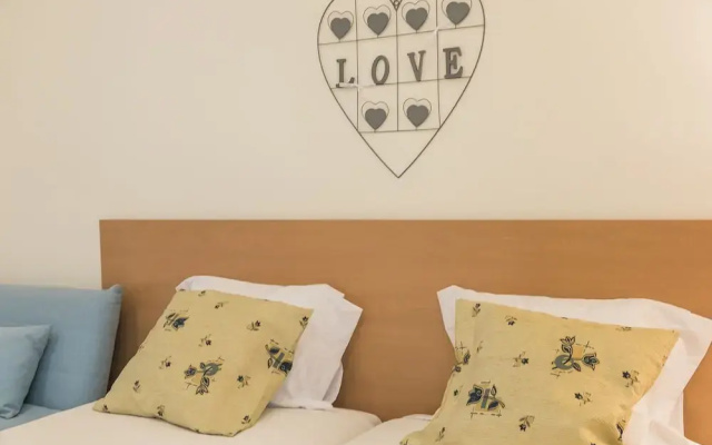 Apartamento A Francos Artist Painting 1