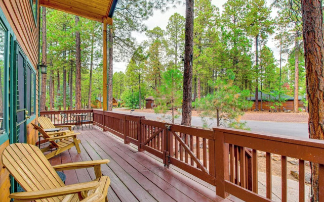 Pet-friendly Cabin w/ Fire Pit in Pinetop!