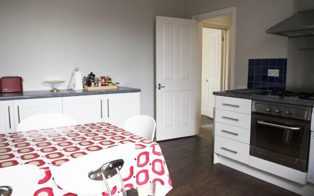 Trendy 2BR Home in Heart of Chiswick, 4 Guests!