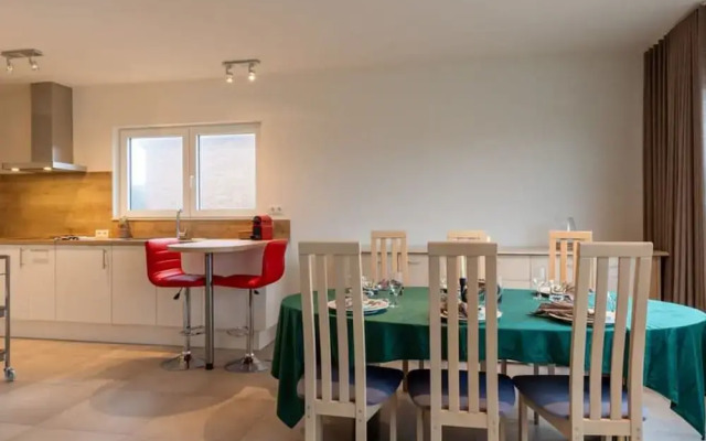 Spacious Getaway Close to the Beach and Airport