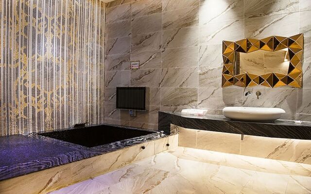 Royal Group Motel Feng Shan Branch
