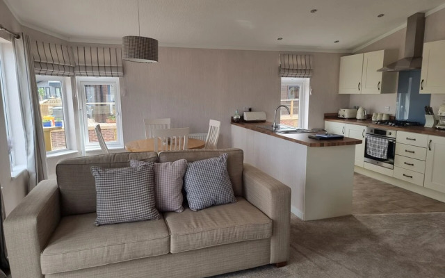 Remarkable 2-bed Luxury Lodge in Routh With Hottub