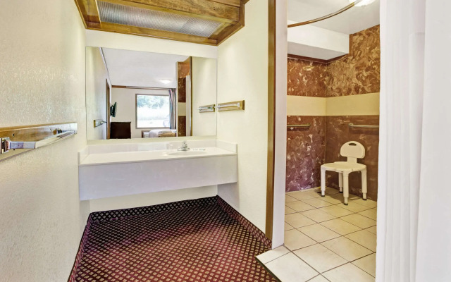 Travelodge by Wyndham Sellersburg / Louisville North