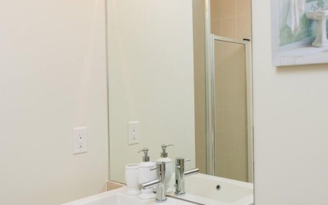 Sarkar Suites - Maple Leaf Square