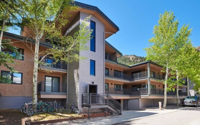 Charming Condo Only 1 Block From Lift 1A w/ Private Balcony With Aspen Mountain View!