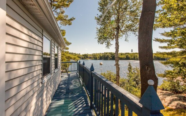 Magic on Little Go Home~3 bedroom cottage + guest cabin on 980 ft shore!