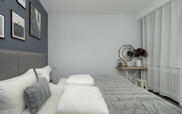 Modern Apartment Terrace by Renters
