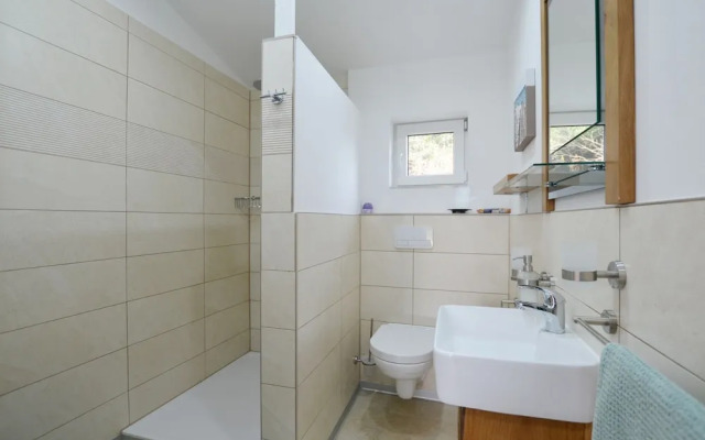 Golden and Green Acres Holiday Home With Pool and Sauna