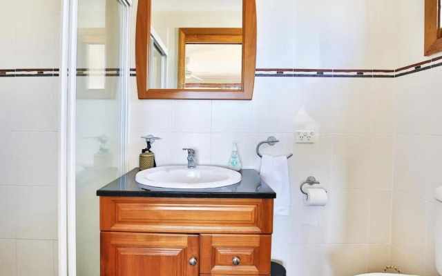 Shores - Pet-Friendly - 1 Min Walk to Beach