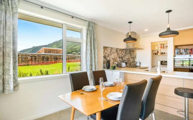 Matenga Townhouse - Waikanae Holiday Home