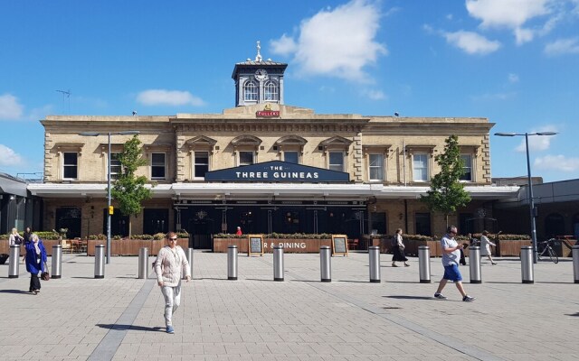 City Centre Hunsaker 3 Bedroom Serviced Apartment + Parking