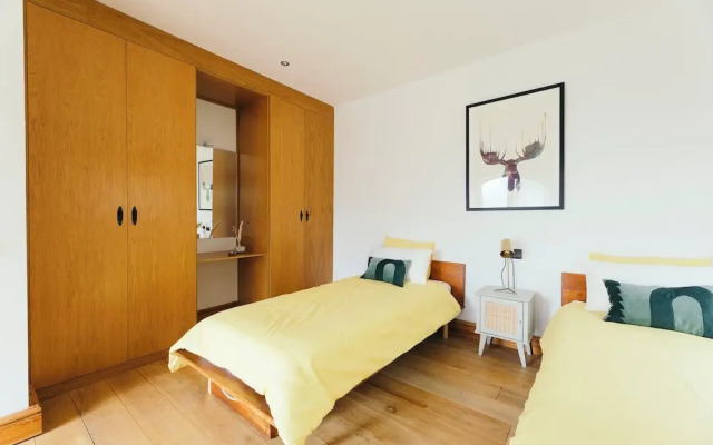 Luxurious 5 Bedroom Villa With Waterfall Closeby