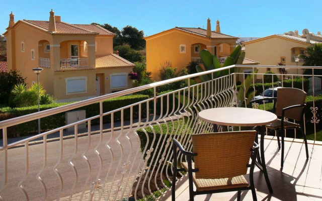 Oasis Parque Country Club
