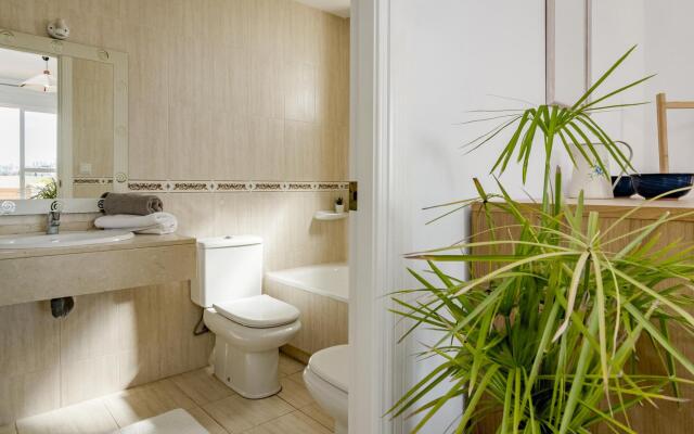 LCR4- Large 3 bed apt close to beach, port