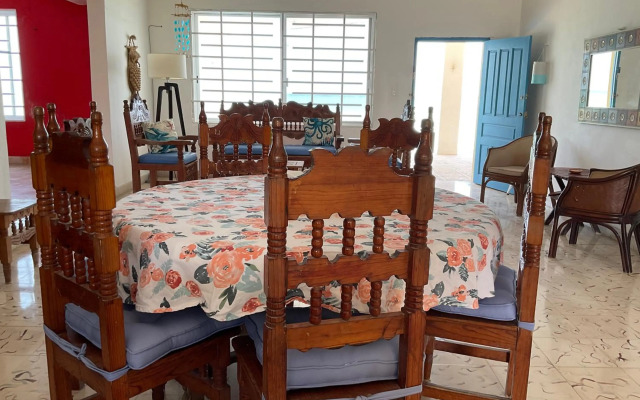 La Casa Amarilla Frente al Mar