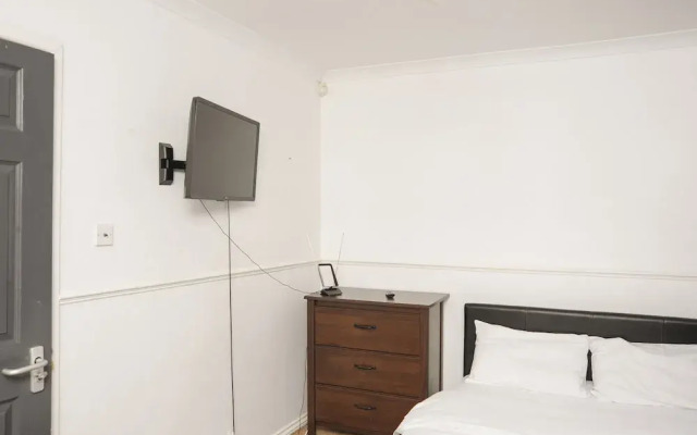 Room in Guest Room - Beautiful Room in Coventry