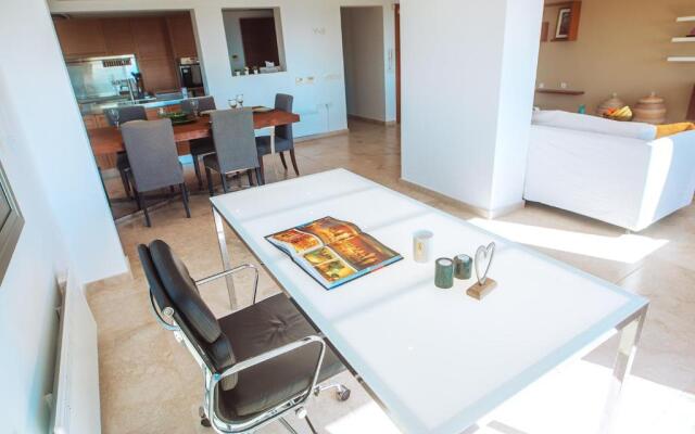 Amathus suite with sea view