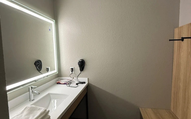 Super 8 by Wyndham Richfield/Cleveland