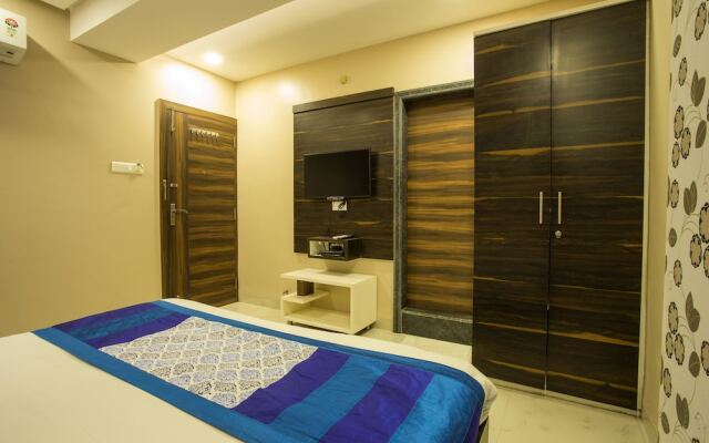 OYO 5253 Hotel Orange Lily