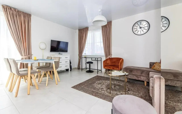 Bright 2bedroom home @terrace+parking, by Cohost