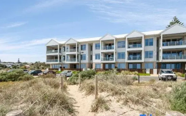Sea Dunes Luxury Apartment - 10 steps to the beach