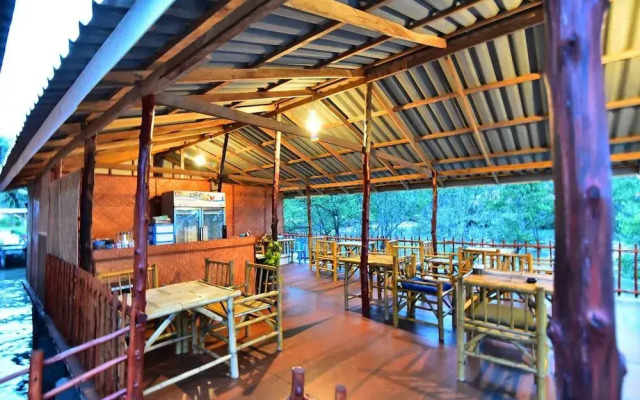 Chomlay Room & Restaurant