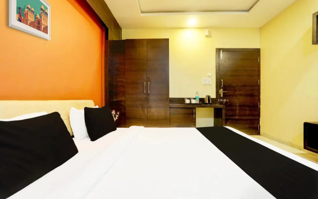 OYO 27960 Hotel Divya Sai Palace