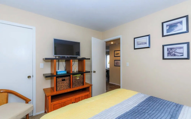 Pool Days & Water Fun Await: Lake Ozark Escape!