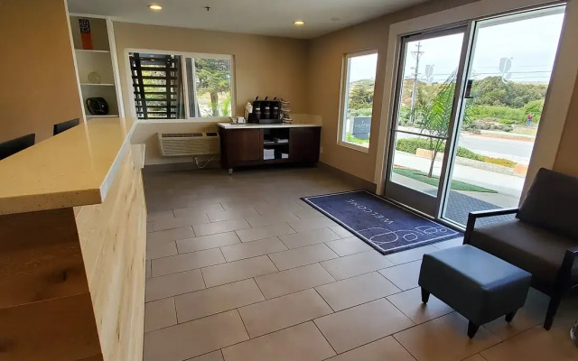 Country Inn & Suites by Radisson, Monterey Beachfront-Marina, CA