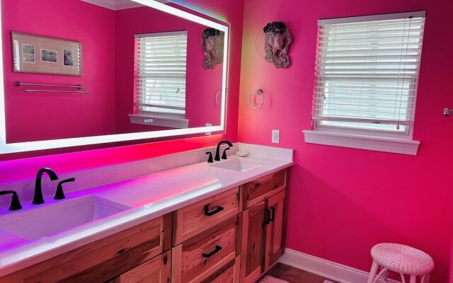 Serenity's Star 4 Bedroom Home by RedAwning