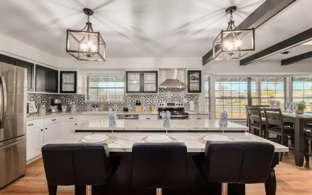 Glencove Mesa 4 Bedroom Home by RedAwning
