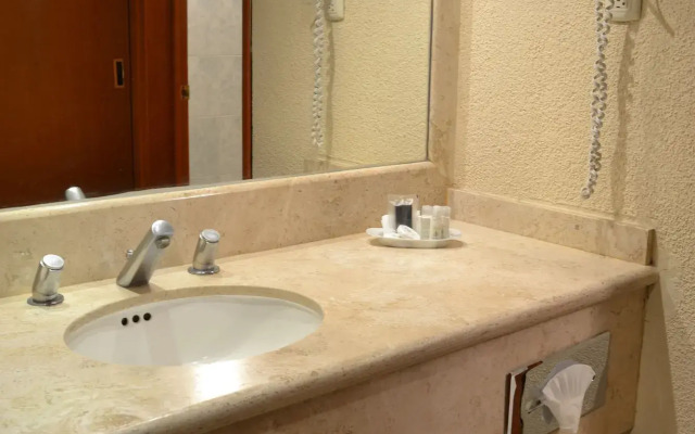 La Posada Hotel & Suites