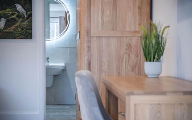 Suite 8 - Sleeping Giant Hotel - PEN Y CAE Inn