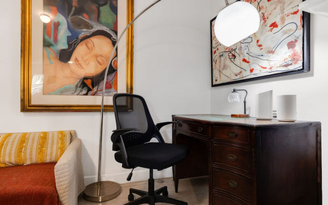 Art King Suite With Priv Bath